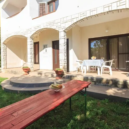Pet Friendly Apartment In Sisan With Kitchen Apartment *